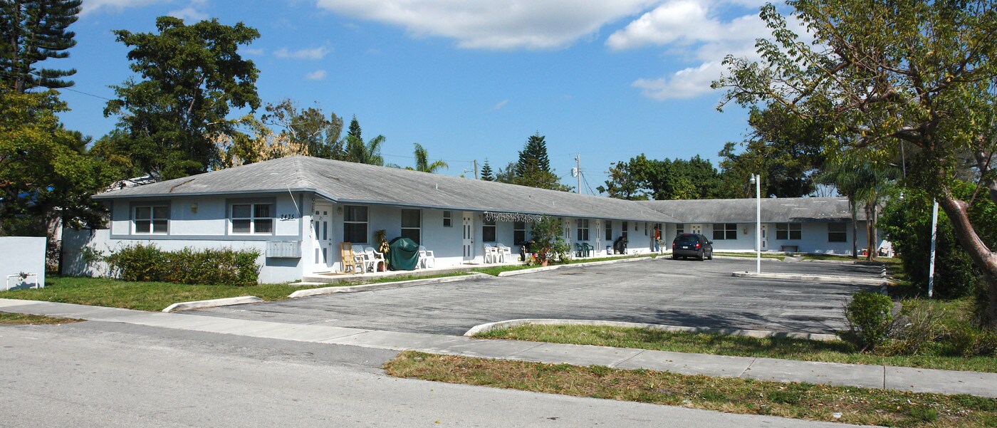 2435 Pierce St in Hollywood, FL - Building Photo