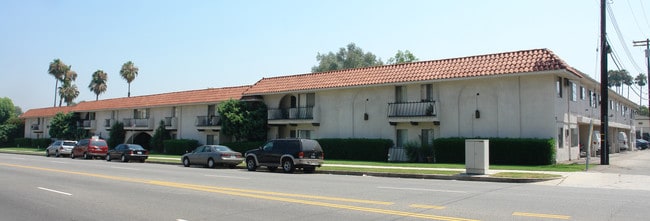 Carson Oakwood Apartments in Sherman Oaks, CA - Foto de edificio - Building Photo
