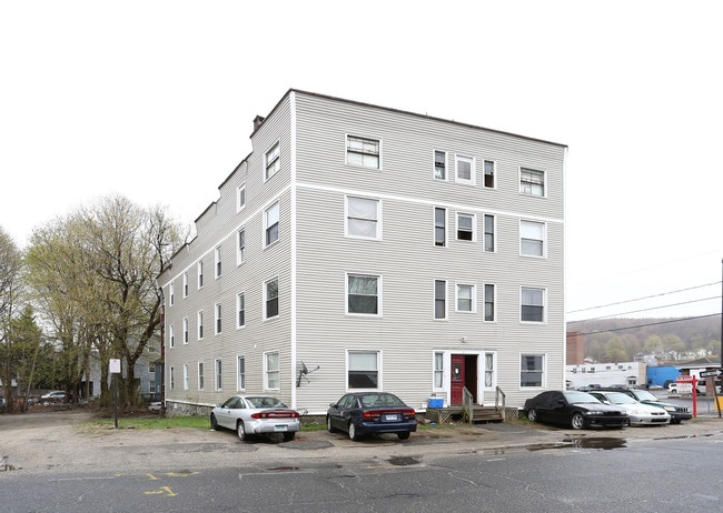 68 Elm St in Winsted, CT - Foto de edificio - Building Photo