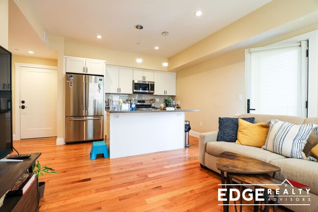 9 Glencoe St, Unit 203 in Boston, MA - Foto de edificio - Building Photo