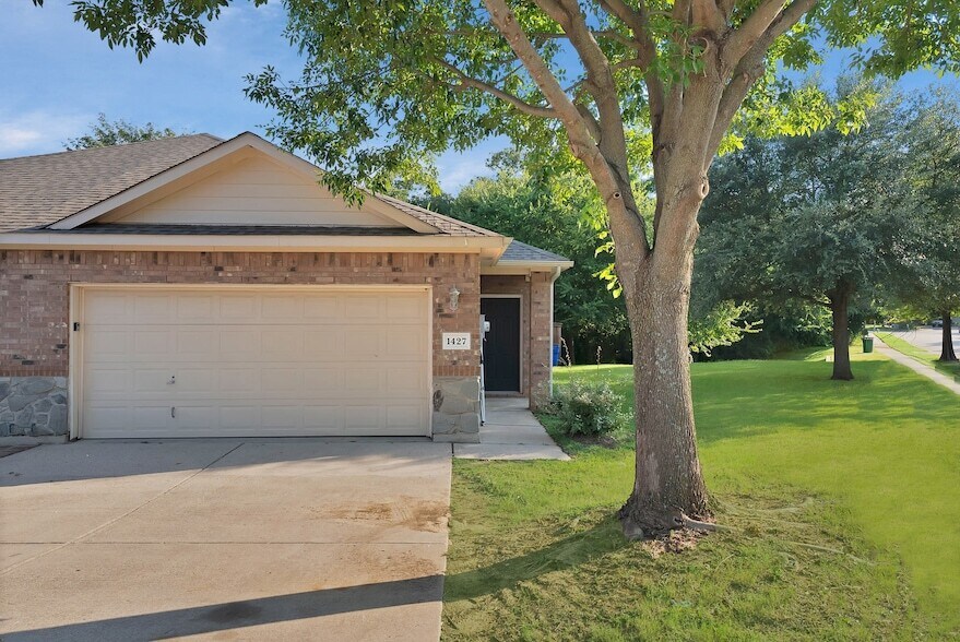 1427 Piedmont Dr in Mansfield, TX - Building Photo