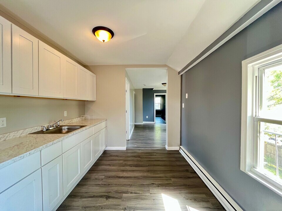 14 Blackhall St in New London, CT - Building Photo