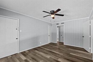 2324 Cedar Dr in La Marque, TX - Building Photo