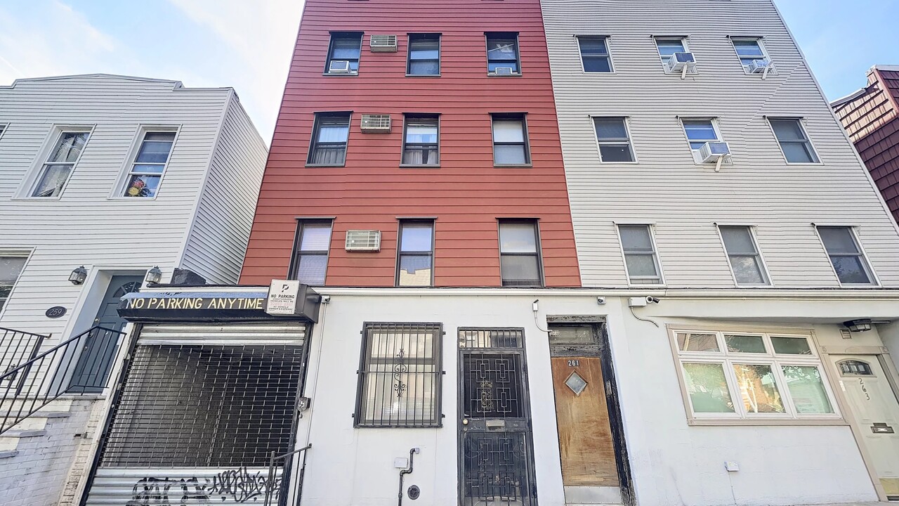 261 Manhattan Ave in Brooklyn, NY - Building Photo