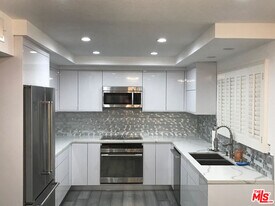 18210 Oxnard St in Los Angeles, CA - Building Photo