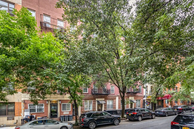 328 E 73rd St in New York, NY - Building Photo - Building Photo