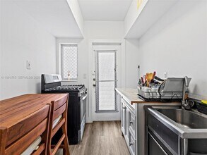 1060 Pennsylvania Ave, Unit 4 in Miami Beach, FL - Building Photo - Building Photo