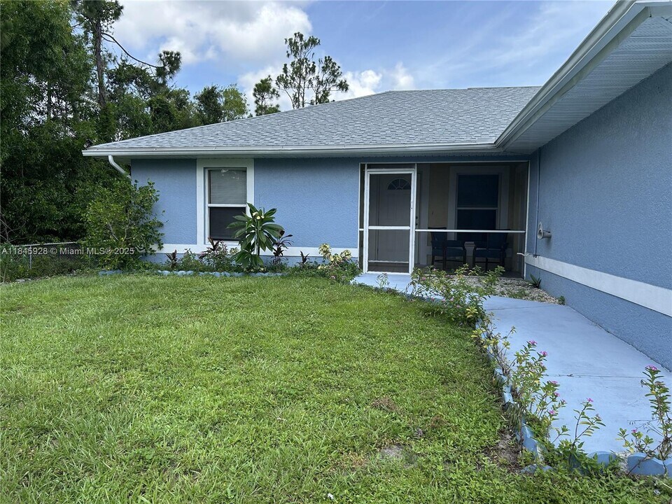 2702 Robin Ave S in Lehigh Acres, FL - Building Photo