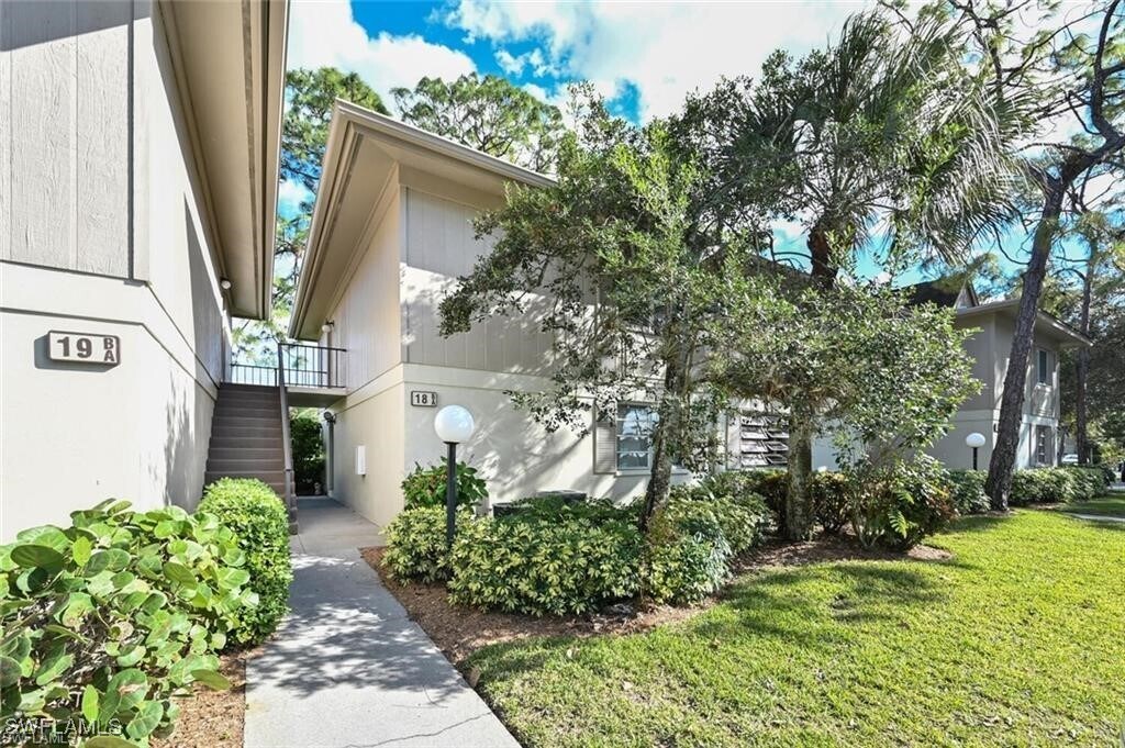 18 Bobolink Ct in Naples, FL - Building Photo