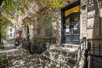 247 E 62nd St in New York, NY - Foto de edificio - Building Photo