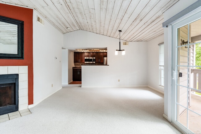 28 Crown Knoll Ct in Groton, CT - Building Photo - Building Photo