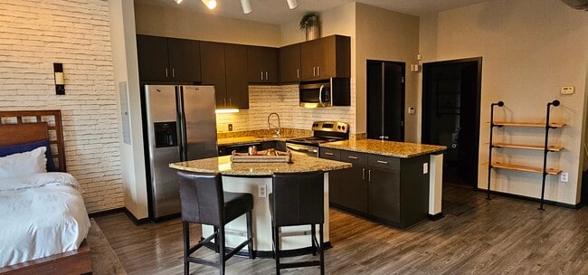 5300 Peachtree Rd, Unit 3513 in Atlanta, GA - Foto de edificio - Building Photo