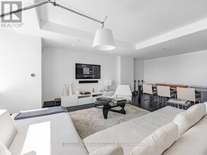 2 Avenue Rd in Toronto, ON - Building Photo - Building Photo