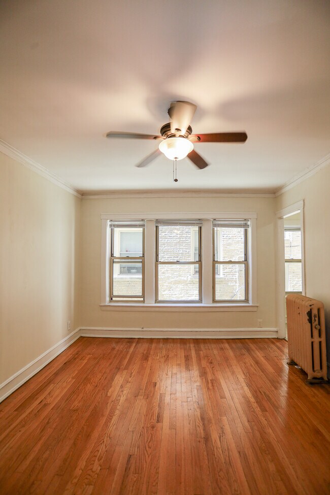 1361 W Greenleaf Ave, Unit #2B in Chicago, IL - Foto de edificio - Building Photo