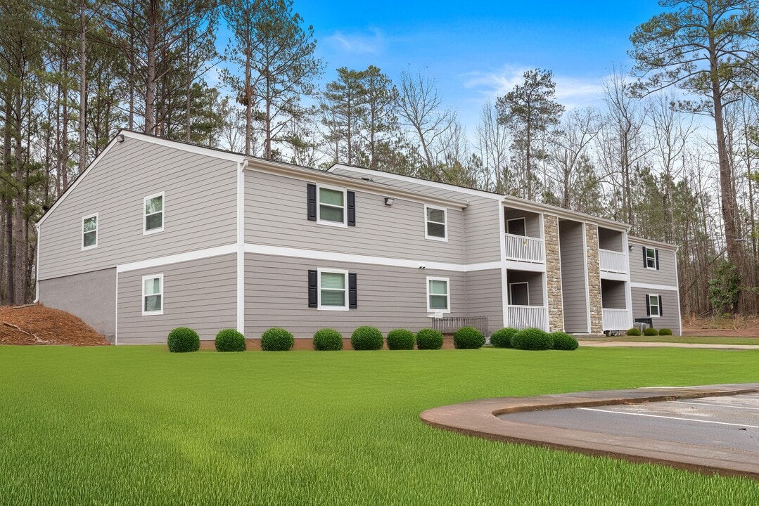 Whispering Pines in Lagrange, GA - Foto de edificio