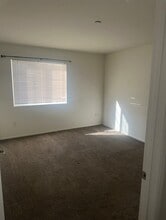 Hillview Apartments in Simi Valley, CA - Foto de edificio - Building Photo