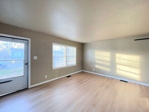 30 Halsey Dr in Hutchinson, KS - Building Photo - Building Photo