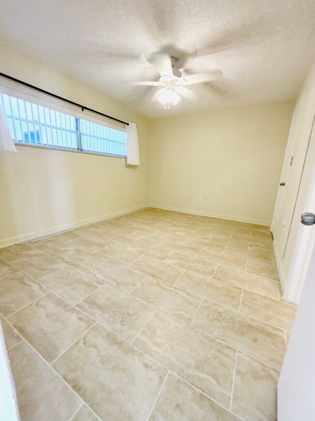 1127 King Arthur Ct, Unit King Arthur’s Court in Dunedin, FL - Foto de edificio - Building Photo