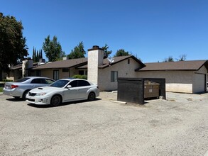 6904 N Half Moon Dr in Bakersfield, CA - Building Photo - Building Photo