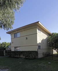 1826 W Crestwood Ln in Anaheim, CA - Foto de edificio - Building Photo