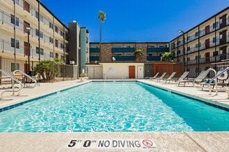 Courtyard 525 Apartments in Las Vegas, NV - Building Photo - Building Photo