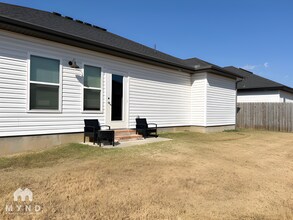 1110 Riverside Dr in Centerton, AR - Building Photo - Building Photo