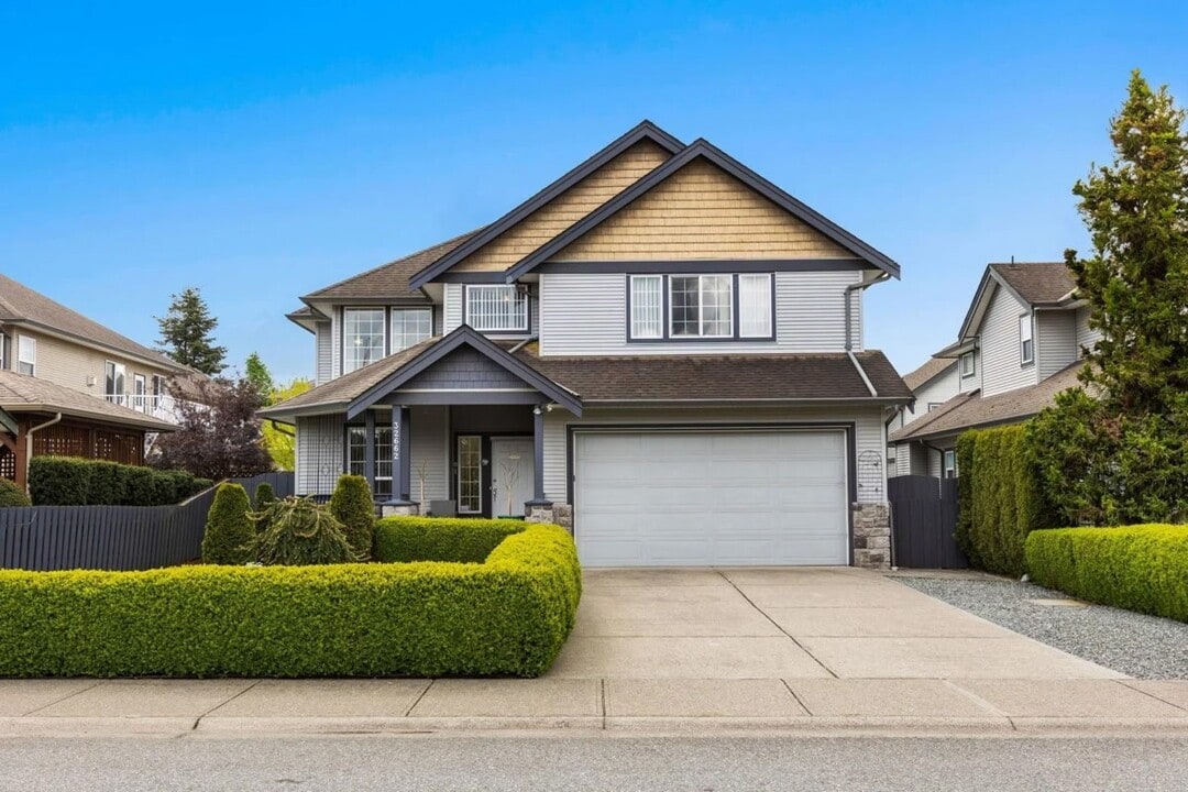 32662 Lissimore Ave in Mission, BC - Building Photo