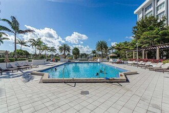 5600 Collins Ave in Miami, FL - Foto de edificio - Building Photo