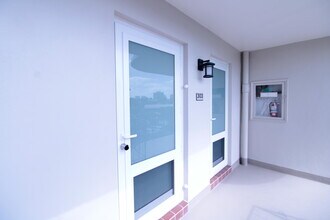 440 Paradise Isle Blvd in Hallandale Beach, FL - Foto de edificio - Building Photo