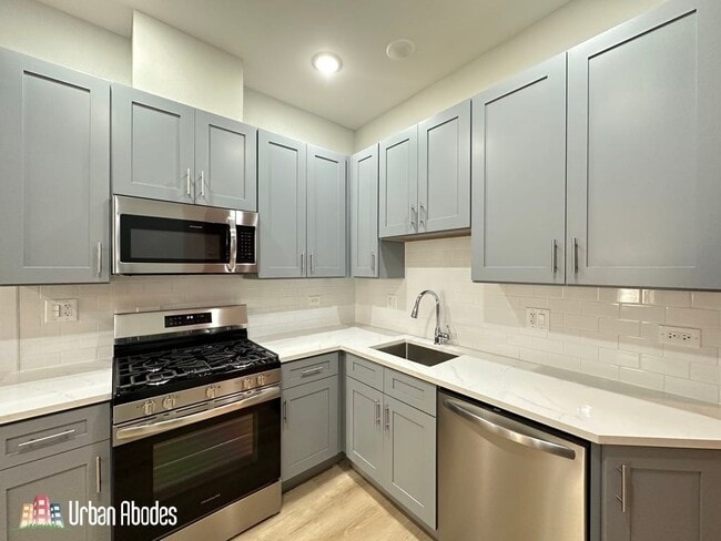 423 W Belden Ave, Unit M06B in Chicago, IL - Building Photo - Building Photo