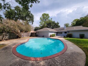 5402 Ariel St in Houston, TX - Foto de edificio - Building Photo