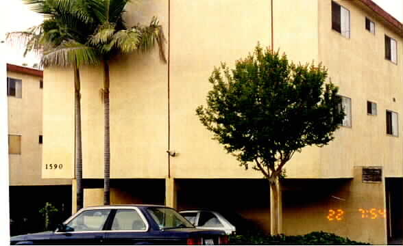 1590 College View Dr in Monterey Park, CA - Foto de edificio