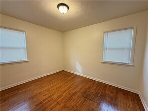 1060 Loekes Dr in Florissant, MO - Building Photo - Building Photo