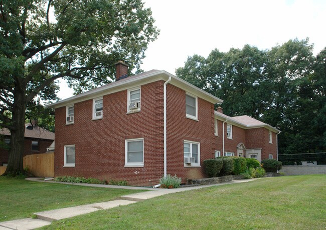 4073-4093 Indianola Ave in Columbus, OH - Foto de edificio - Building Photo