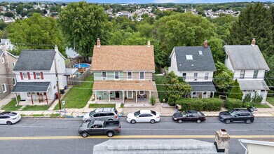 2221 N 1st Ave in Whitehall, PA - Foto de edificio - Building Photo