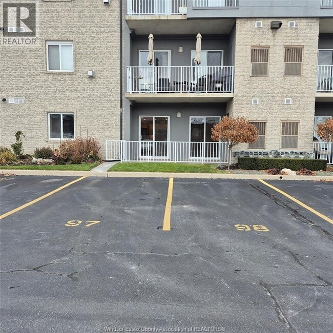 6055 Ellis St in Lasalle, ON - Building Photo - Building Photo