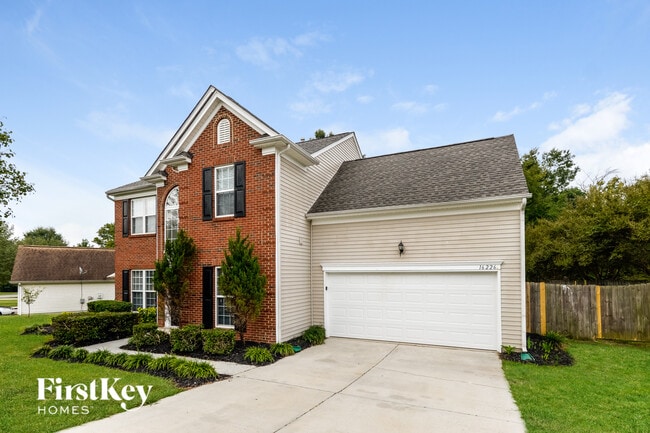 16226 Greybriar Forest Ln in Charlotte, NC - Building Photo - Building Photo