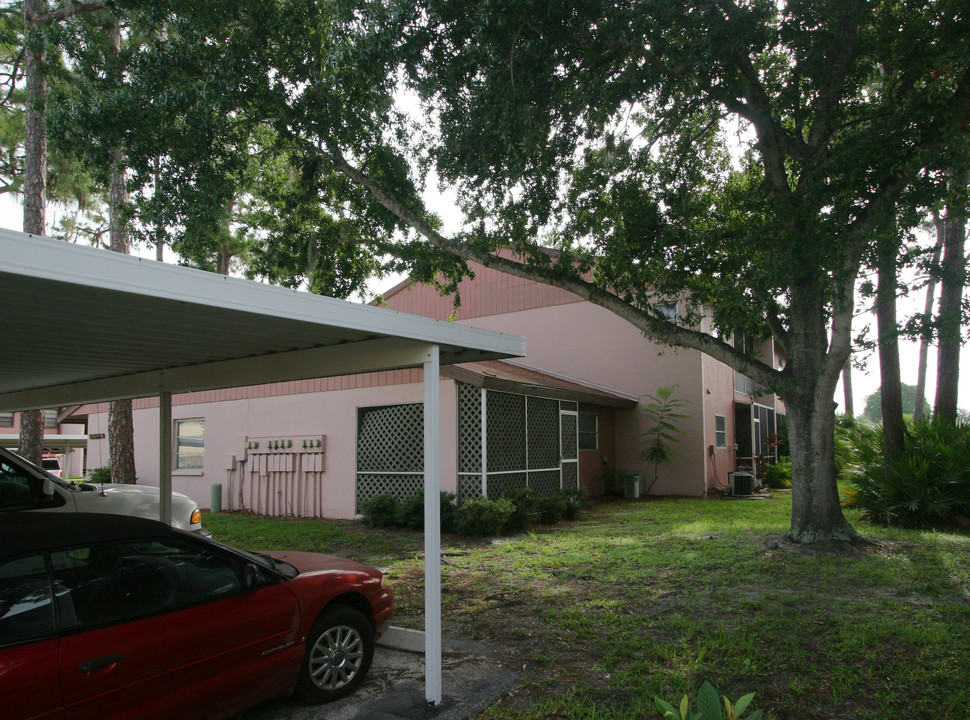 5753-5769 Summer Side Ln in Sarasota, FL - Building Photo