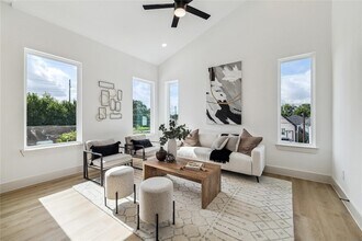 415 Clearwater St, Unit A in Houston, TX - Foto de edificio - Building Photo