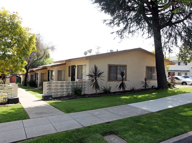 140-142 W 5th St in San Dimas, CA - Foto de edificio - Building Photo