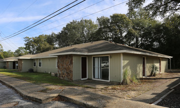 Pineywood Apartments in Milton, FL - Building Photo - Building Photo