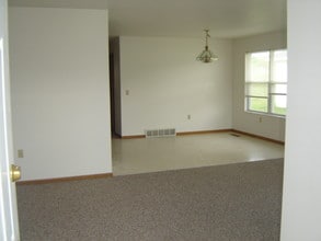 1114 Mark Ave, Unit 1/2 in Tomah, WI - Foto de edificio - Building Photo