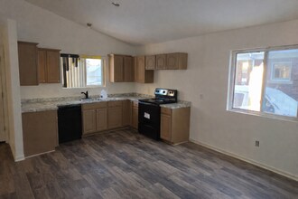 17541 E 10 Mile Rd in Roseville, MI - Building Photo - Building Photo