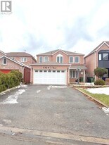 16 Oak Knolls Crescent in Toronto, ON - Building Photo