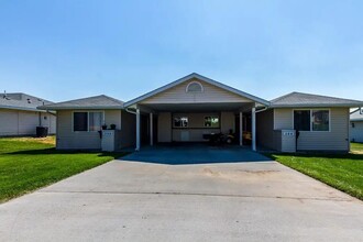 212 Anderson Cir NE in Boardman, OR - Foto de edificio - Building Photo