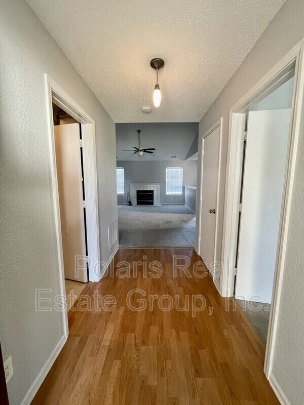 8241 Brambleberry Dr in Indianapolis, IN - Foto de edificio - Building Photo