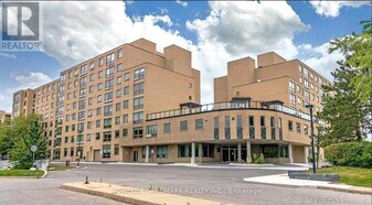 326-326 Major Mackenzie Dr E in Richmond Hill, ON - Building Photo