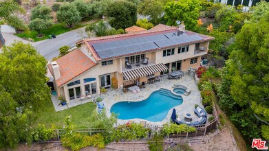 17589 Camino De Yatasto in Los Angeles, CA - Building Photo - Building Photo