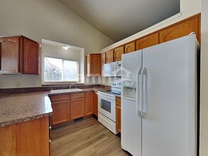 68 E 350 S in Clearfield, UT - Foto de edificio - Building Photo