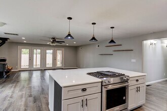 1231 SW Ingleside Ct in Oak Harbor, WA - Building Photo - Building Photo